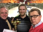 Kisojen miesten pääluokan voittaja Iivari Hartikainen palkintojensa kanssa. Vasemmalla myös seuran kunniajäsen ja tukija Jari Vepsäläinen sekä oikealla puuhamies Aki Miettinen.