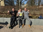 Iivari Hartikainen, Jouni Nousiainen ja Aleksi Hyttinen juhlistavat sarjapaikan uusimista. 