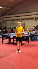 Elmeri Räsänen poseeraa palkittuna Wega-Maljassa.