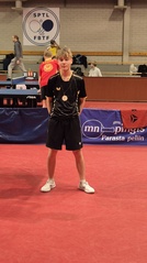 Niko palkintolätkä kaulassa Rusan punamullalla. 