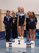 Naisten nelinpelin mitalistit. Katja ja Marina kuvassa vasemmalla.