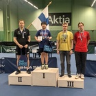 A-luokan kaksinpelin SM-mitalistit 2026 (vasemmalta): II Juha Äänismaa TuKa, I Nguyen Hai, Smash, III Jouni Nousiainen KuPTS ja Yuri Afanassiev PT Espoo