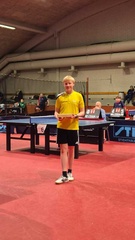 Elmeri Räsänen poseeraa palkittuna Wega-Maljassa.