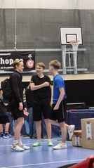 Niko juttusilla pelitauolla.