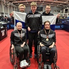 Puolan kisassa Suomen joukkue valmentajineen. Vasemmalta Aino Tapola, Iivari Hartikainen (valmentaja), Aaro Mäkelä, Timo Natunen ja Mika Räsänen (valmentaja).