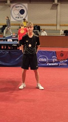 Niko palkintolätkä kaulassa Rusan punamullalla. 