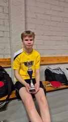 Akseli Julkunen luokkavoittajana pokaali käsissään.