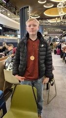 Elmeri selkeästi äärettömän iloisena palkintokiekko kaulassa kotimatka mielessä. 