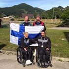 Suomalaisten kisajoukko Sloveniassa. Ylhäällä valmentajat Martti Autio ja Iivari Hartikainen ja alhaalla Aino Tapola sekä Timo Natunen.