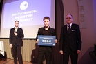 Niko Hämäläinen palkittiin Pöytätennisrahaston stipendillä. Taustalla SPTL:n toiminnanjohtaja Henri Pelkonen ja Nikon oikealla puolella SPTL:n puheenjohtaja Mika Pyykkö.