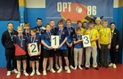 Miesjuniorit 15 joukkuekisan mitalistit. KuPTS:in pojat keltaisissa paidoissa Akseli Julkunen, Juha Leppänen (valmentaja), Niko Hämäläinen, Konsta "Magneto" Leppänen, Elmeri Räsänen ja Katja Kohonen (valmentaja). Ilmeisesti ainakin Katja oli tyytyväinen mitaliin!
