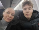 Niko ja äiti Maria matkalla kohti Ruotsia. Musiikkimaku varmaan menee yksiin kun kuulokkeet voidaan jakaa!