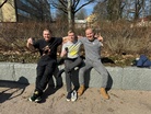 Iivari Hartikainen, Jouni Nousiainen ja Aleksi Hyttinen juhlistavat sarjapaikan uusimista.